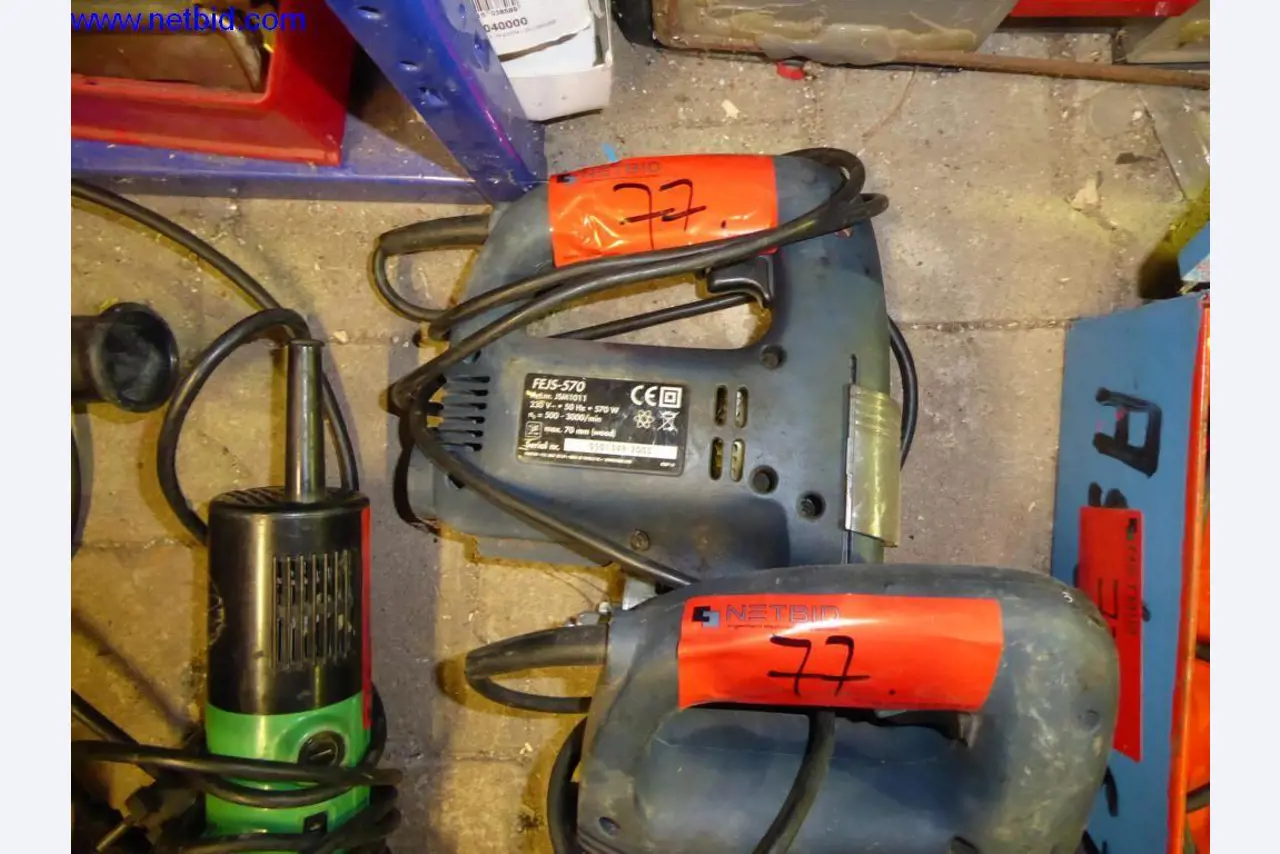 BGA, zaloge, montažni material in vozila iz oddelka za strešne kritine.-6