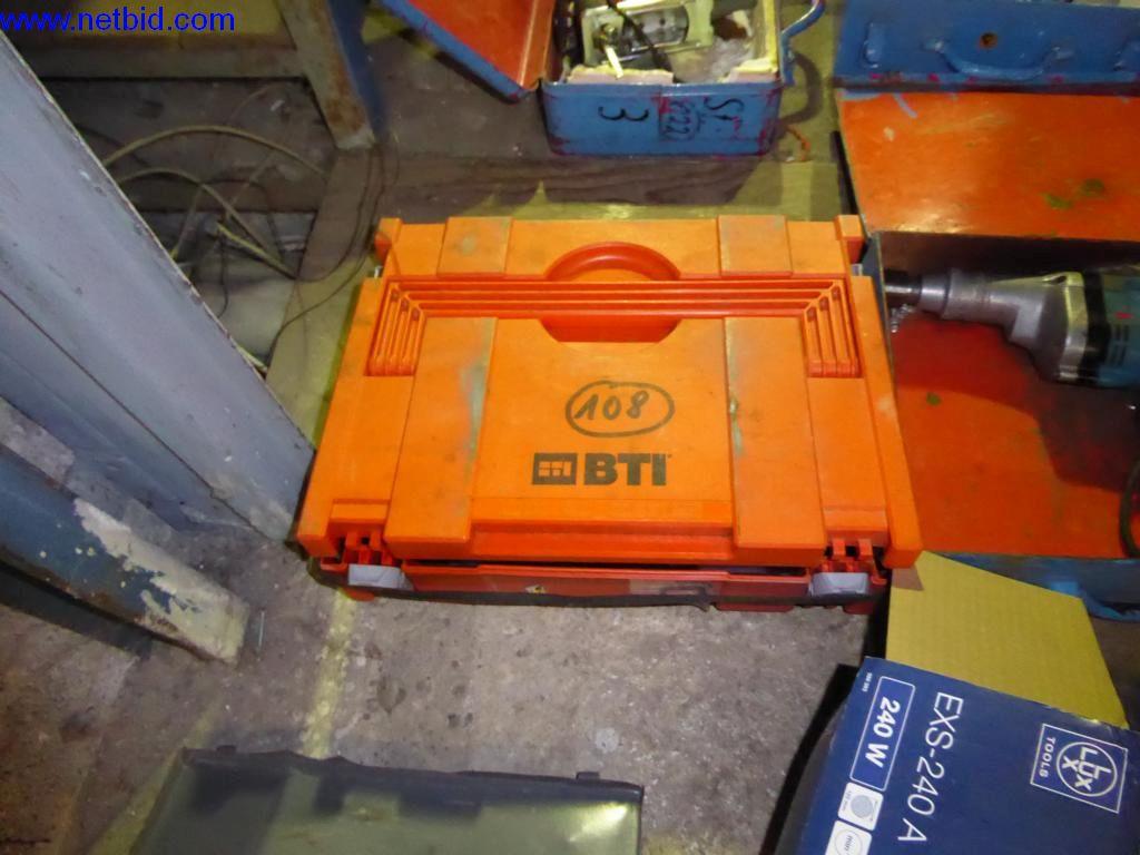 BGA, Warenvorräte, Montagematerial und Fahrzeuge aus dem Bereich Dachdeckerei-4