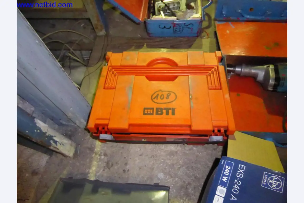 BGA, Warenvorräte, Montagematerial und Fahrzeuge aus dem Bereich Dachdeckerei-4