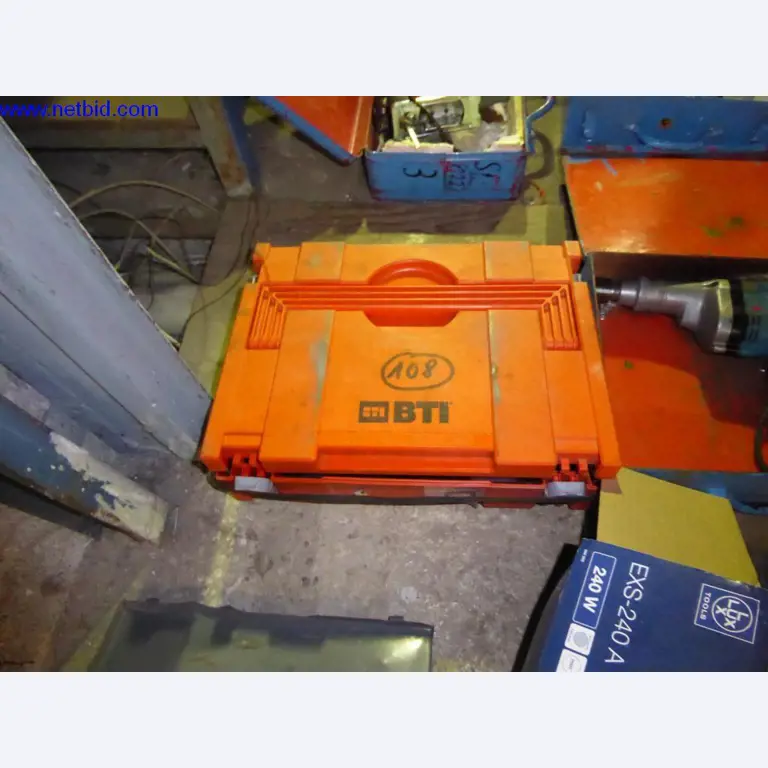 BGA, Warenvorräte, Montagematerial und Fahrzeuge aus dem Bereich Dachdeckerei-4