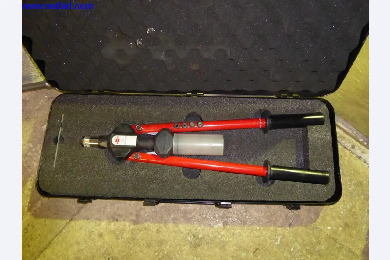 BGA, zásoby, montážní materiál a vozidla z divize střešních krytin.-1