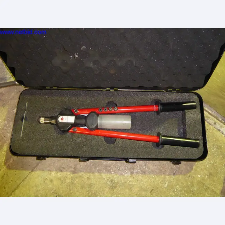 BGA, zásoby, montážní materiál a vozidla z divize střešních krytin.-1