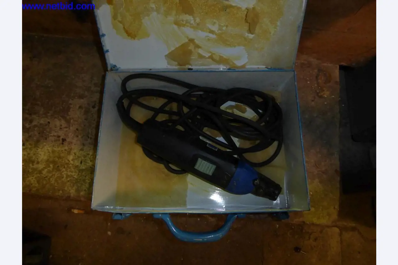 BGA, zaloge, montažni material in vozila iz oddelka za strešne kritine.-1