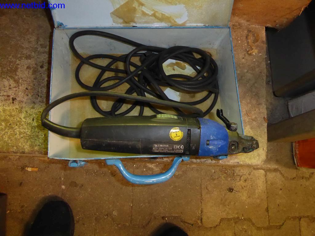 BGA, zaloge, montažni material in vozila iz oddelka za strešne kritine.-2