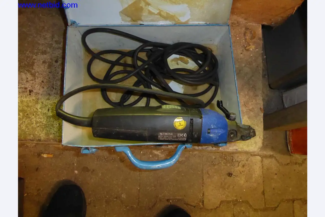 BGA, zaloge, montažni material in vozila iz oddelka za strešne kritine.-2