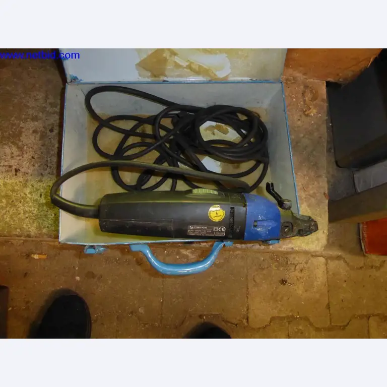 BGA, zaloge, montažni material in vozila iz oddelka za strešne kritine.-2