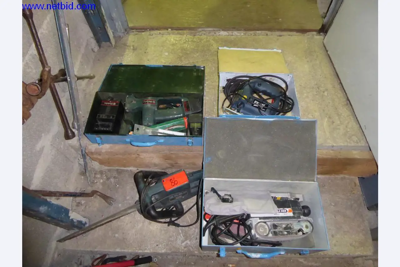 BGA, Warenvorräte, Montagematerial und Fahrzeuge aus dem Bereich Dachdeckerei-1