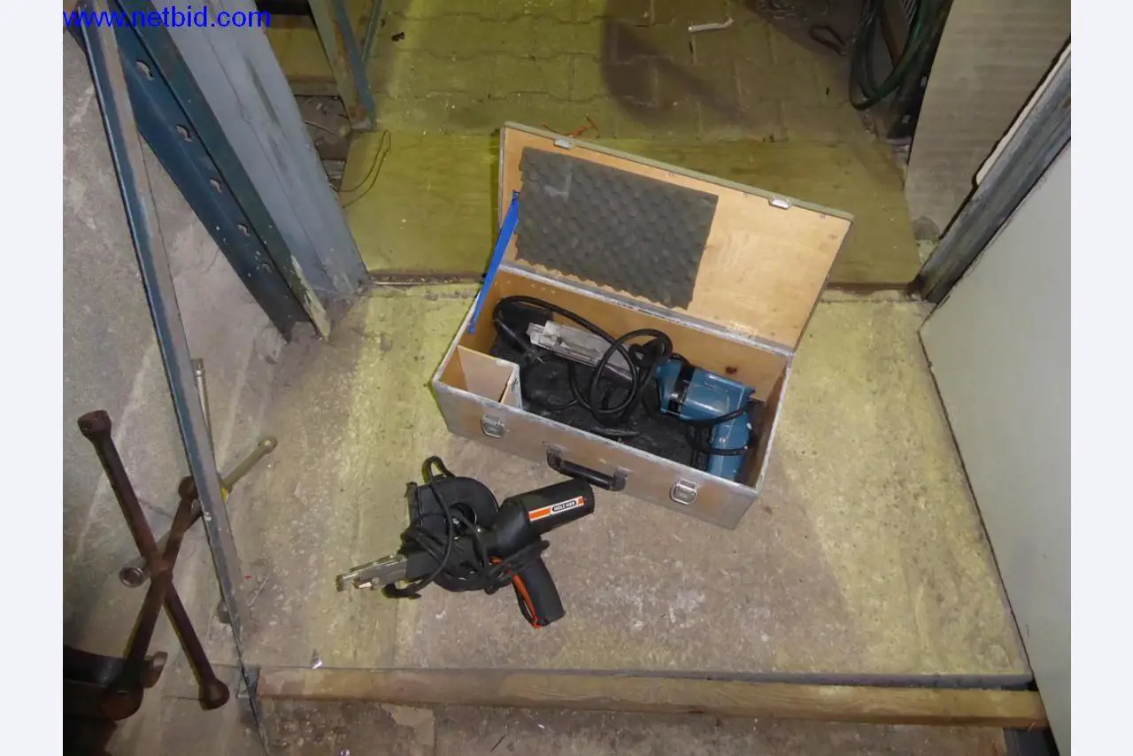 BGA, zapasy, materiały montażowe i pojazdy z działu pokryć dachowych-1