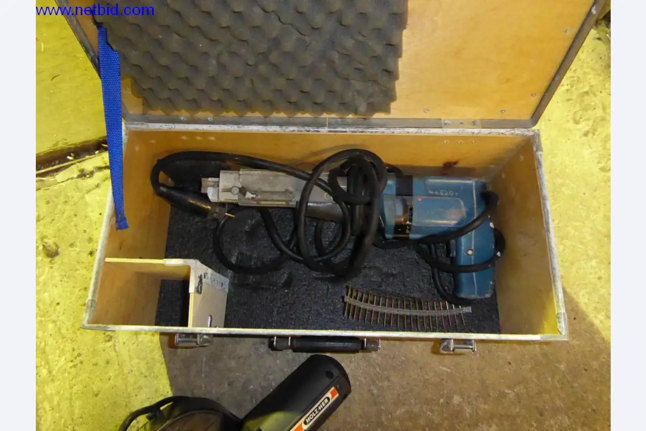 BGA, zapasy, materiały montażowe i pojazdy z działu pokryć dachowych-3