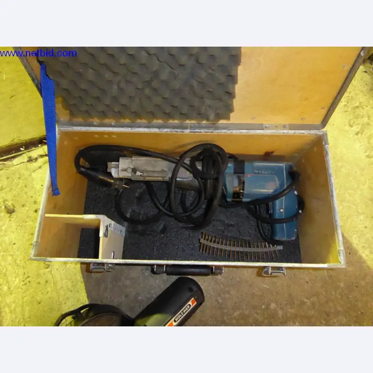 BGA, zapasy, materiały montażowe i pojazdy z działu pokryć dachowych-3