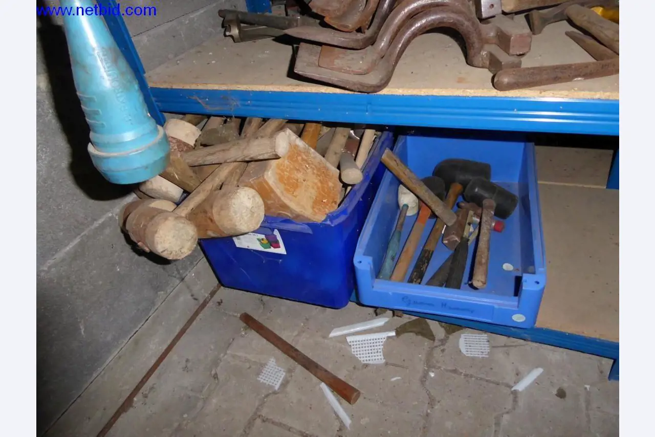 BGA, Warenvorräte, Montagematerial und Fahrzeuge aus dem Bereich Dachdeckerei-3