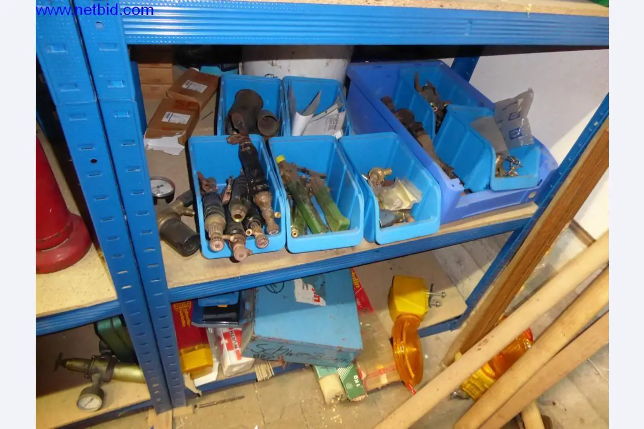 BGA, zapasy, materiały montażowe i pojazdy z działu pokryć dachowych-10