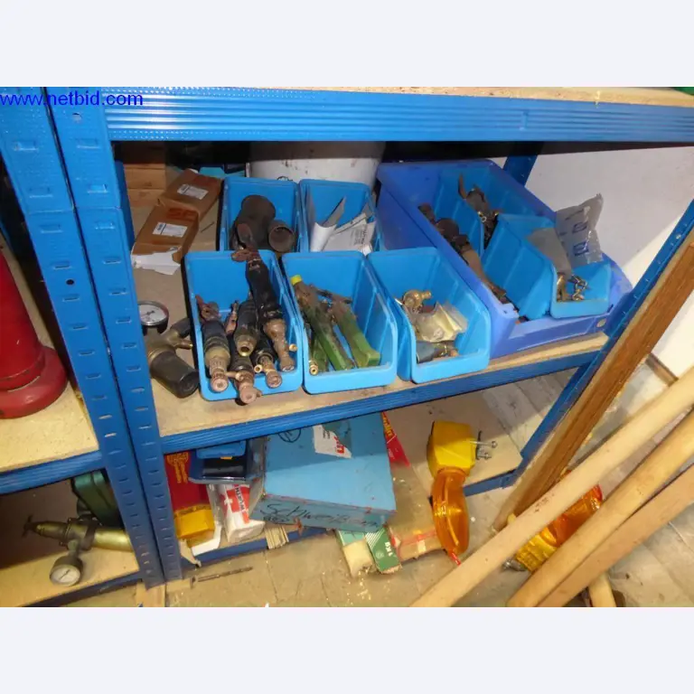 BGA, zapasy, materiały montażowe i pojazdy z działu pokryć dachowych-10