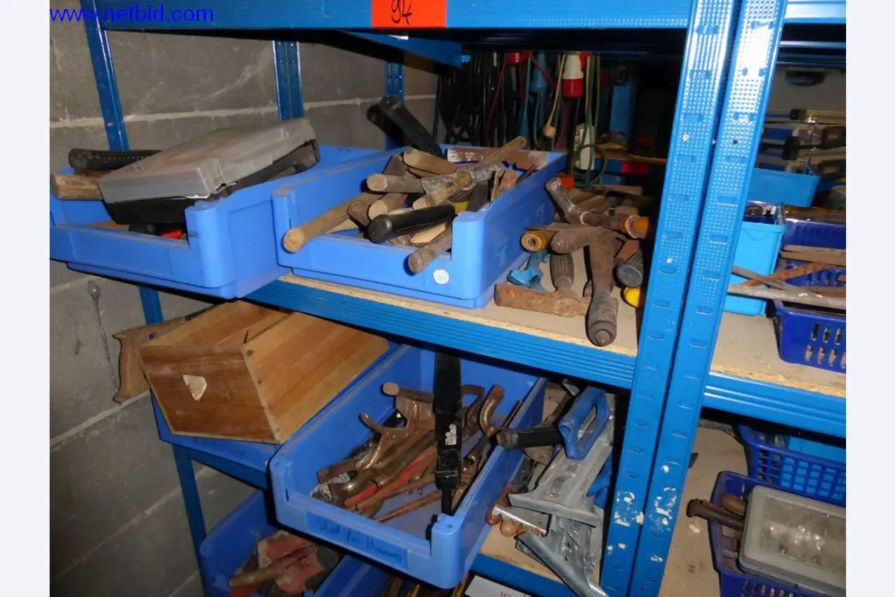 BGA, zapasy, materiały montażowe i pojazdy z działu pokryć dachowych-12