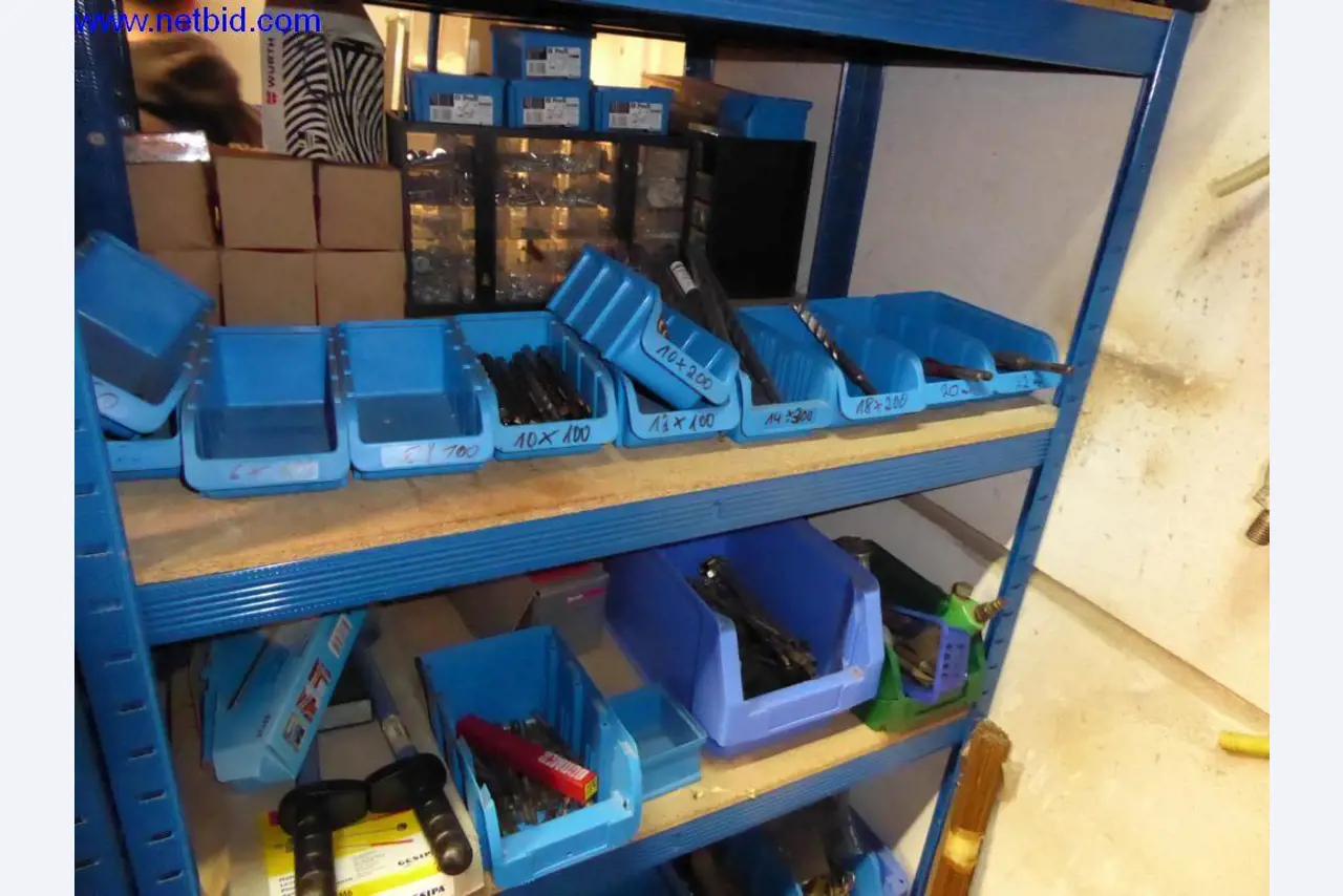 BGA, zapasy, materiały montażowe i pojazdy z działu pokryć dachowych-9