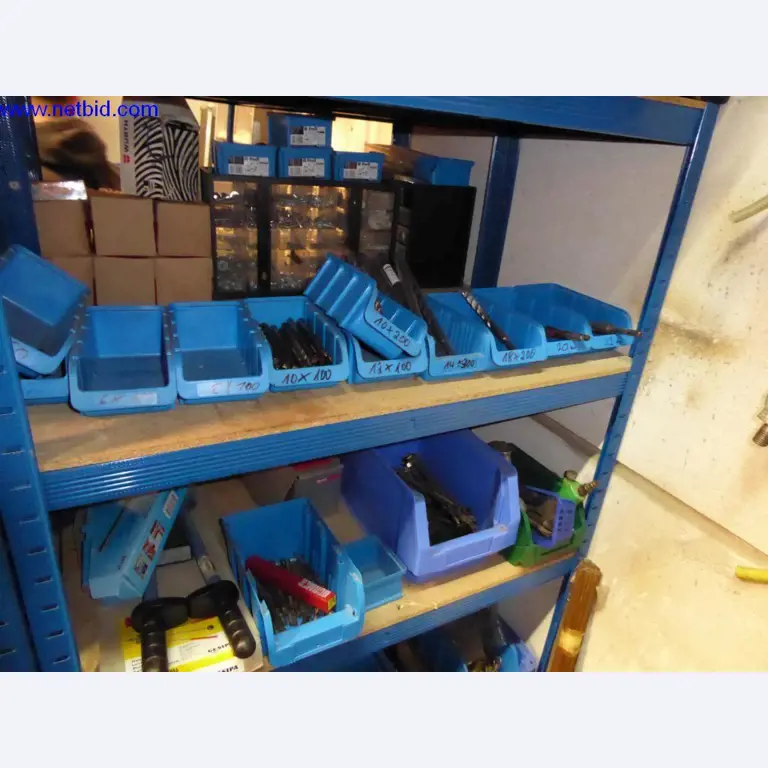 BGA, zapasy, materiały montażowe i pojazdy z działu pokryć dachowych-9