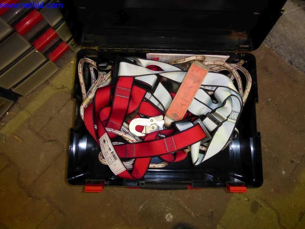 BGA, zásoby, montážní materiál a vozidla z divize střešních krytin.-1