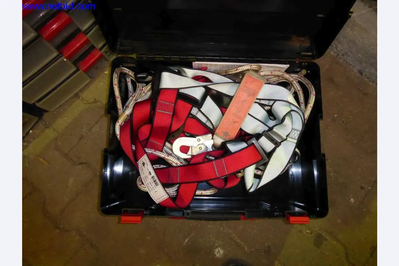 BGA, Warenvorräte, Montagematerial und Fahrzeuge aus dem Bereich Dachdeckerei-1