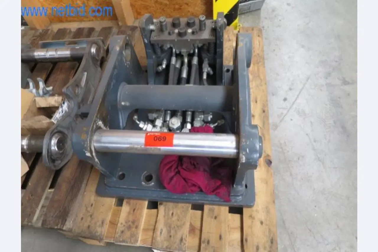 Anbaugeräte für Baumaschinen-1