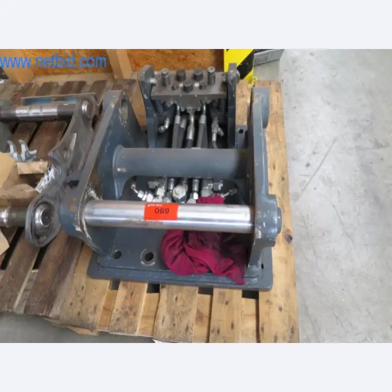 Anbaugeräte für Baumaschinen-1