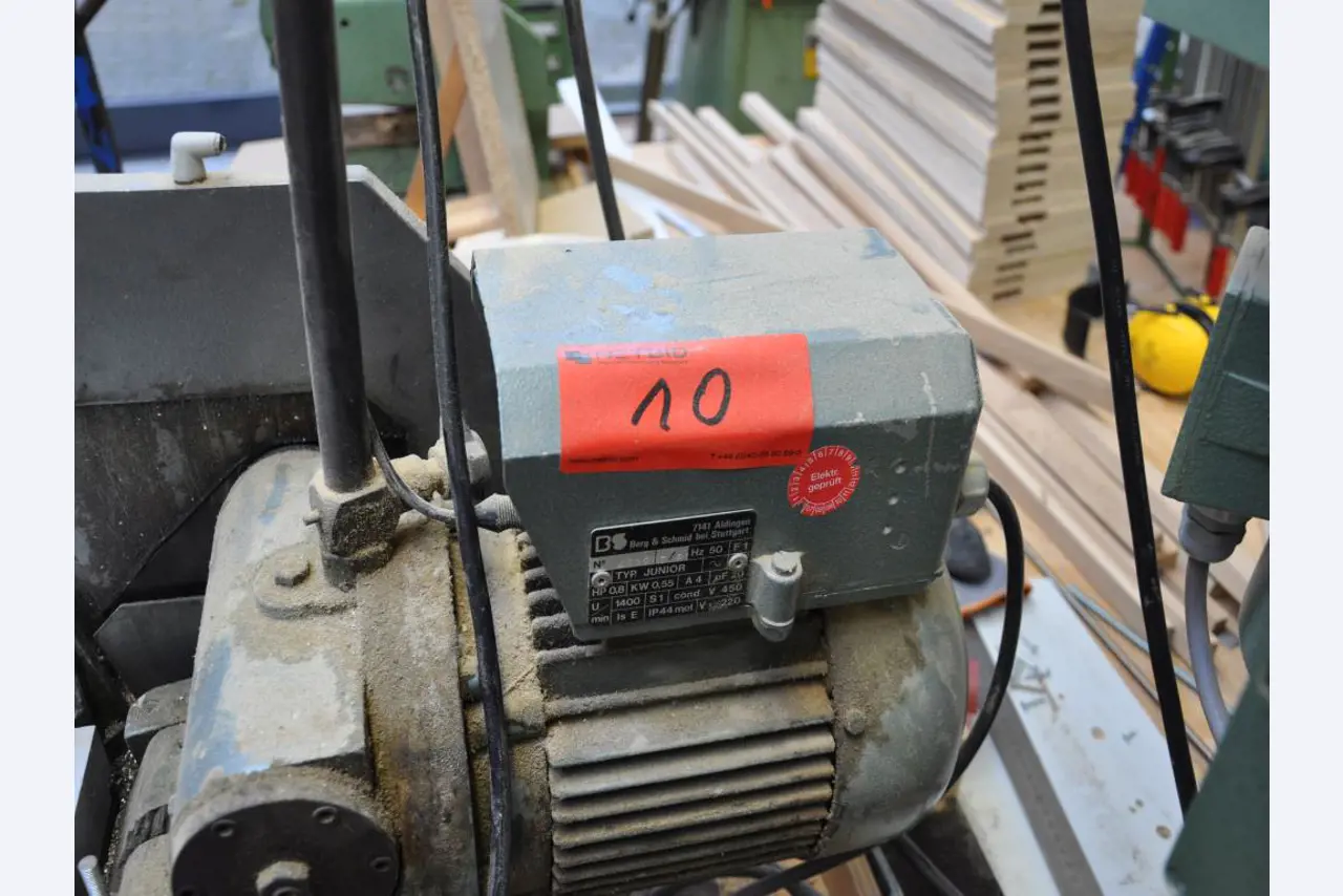 Tischlereimaschinen aus der Lehrwerkstatt einer beruflichen Schule-1