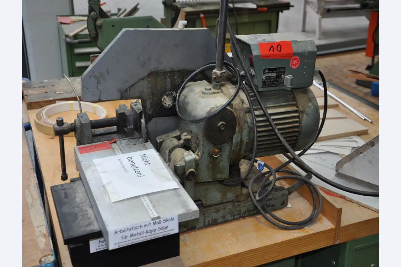 Tischlereimaschinen aus der Lehrwerkstatt einer beruflichen Schule-3