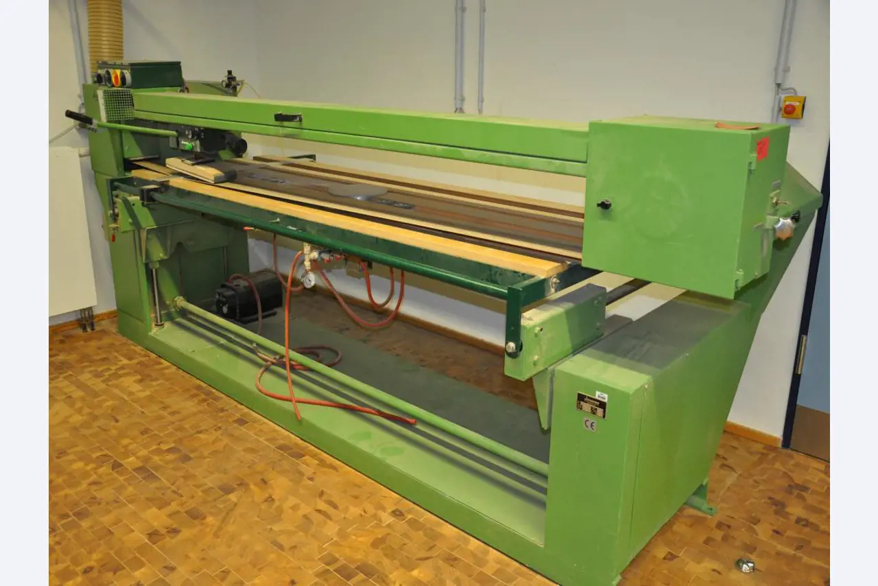 Tischlereimaschinen aus der Lehrwerkstatt einer beruflichen Schule-1