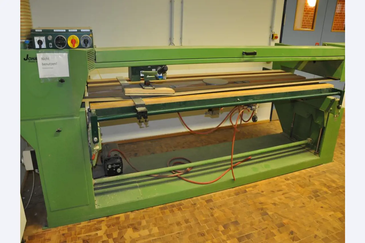 Tischlereimaschinen aus der Lehrwerkstatt einer beruflichen Schule-3