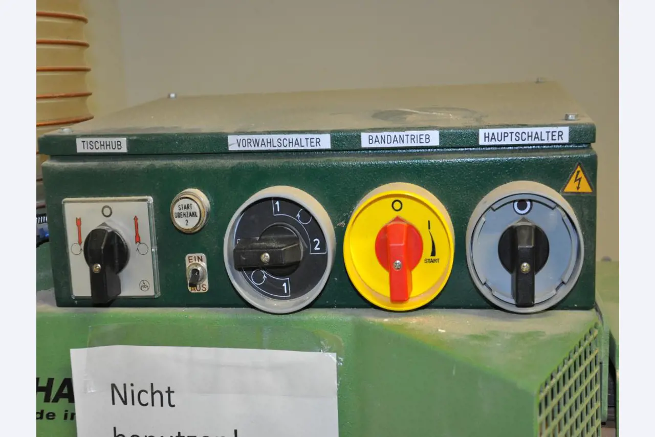 Tischlereimaschinen aus der Lehrwerkstatt einer beruflichen Schule-4