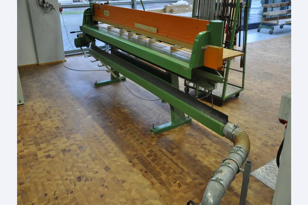 Máquinas de carpintaria da oficina de formação de uma escola profissional-1