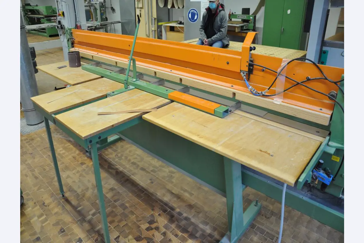 Máquinas de carpintaria da oficina de formação de uma escola profissional-6