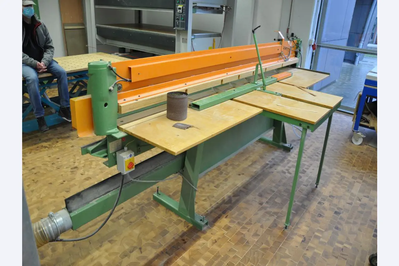 Máquinas de carpintaria da oficina de formação de uma escola profissional-7