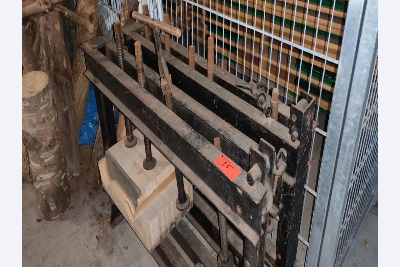 Tischlereimaschinen aus der Lehrwerkstatt einer beruflichen Schule-2