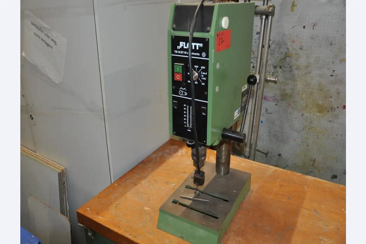 Tischlereimaschinen aus der Lehrwerkstatt einer beruflichen Schule-1