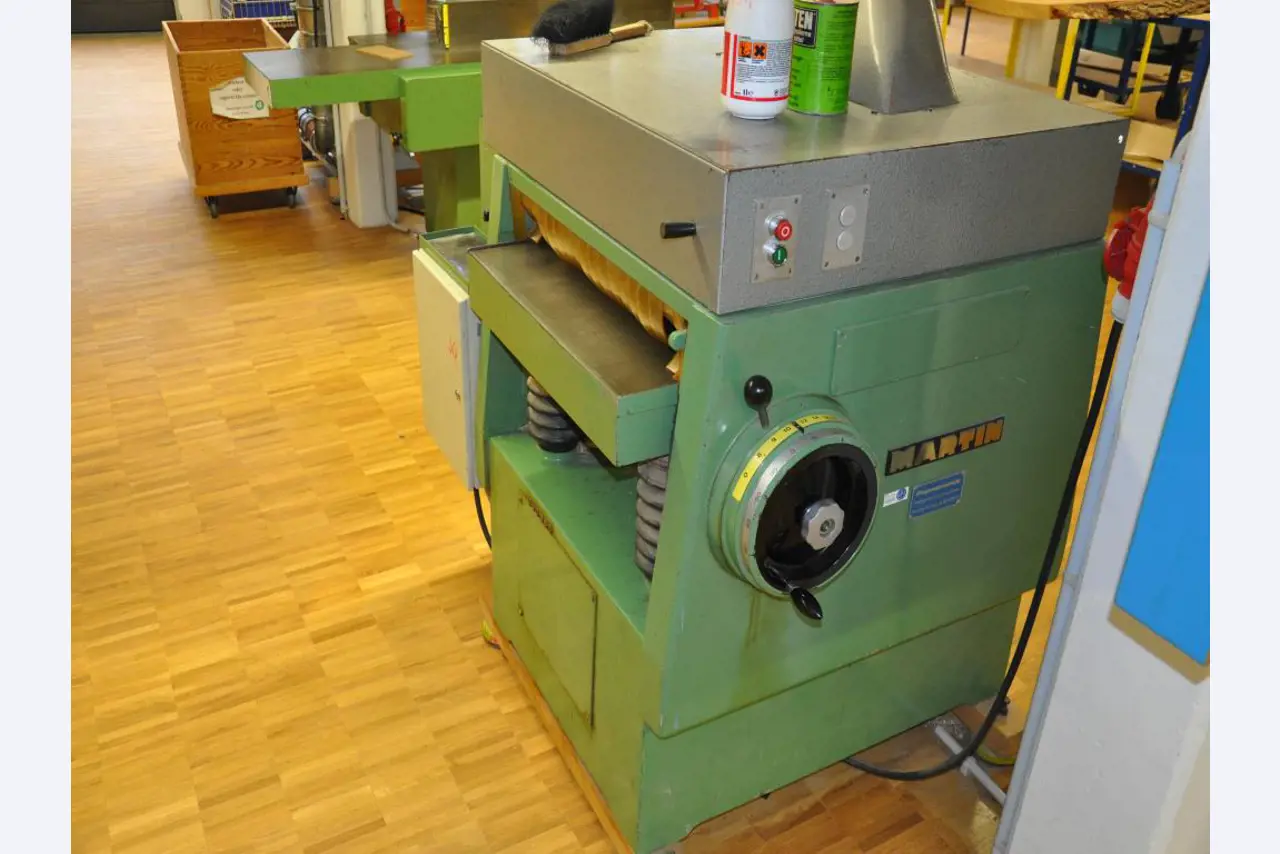 Tischlereimaschinen aus der Lehrwerkstatt einer beruflichen Schule-1