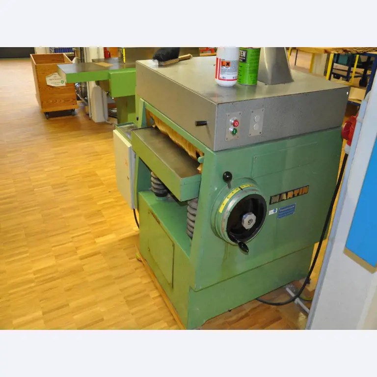 Tischlereimaschinen aus der Lehrwerkstatt einer beruflichen Schule-1