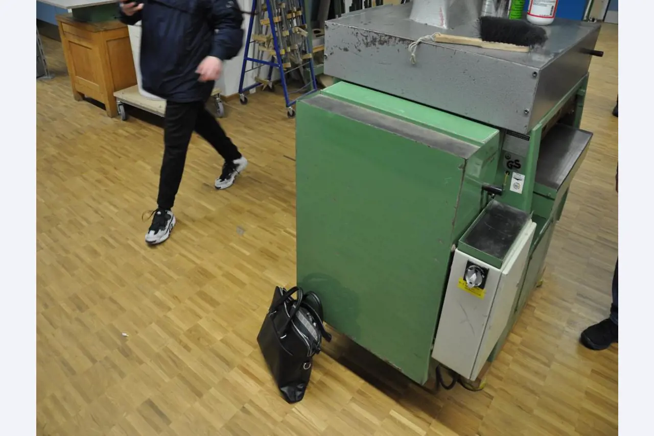 Tischlereimaschinen aus der Lehrwerkstatt einer beruflichen Schule-3