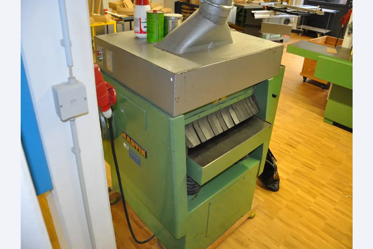 Tischlereimaschinen aus der Lehrwerkstatt einer beruflichen Schule-7