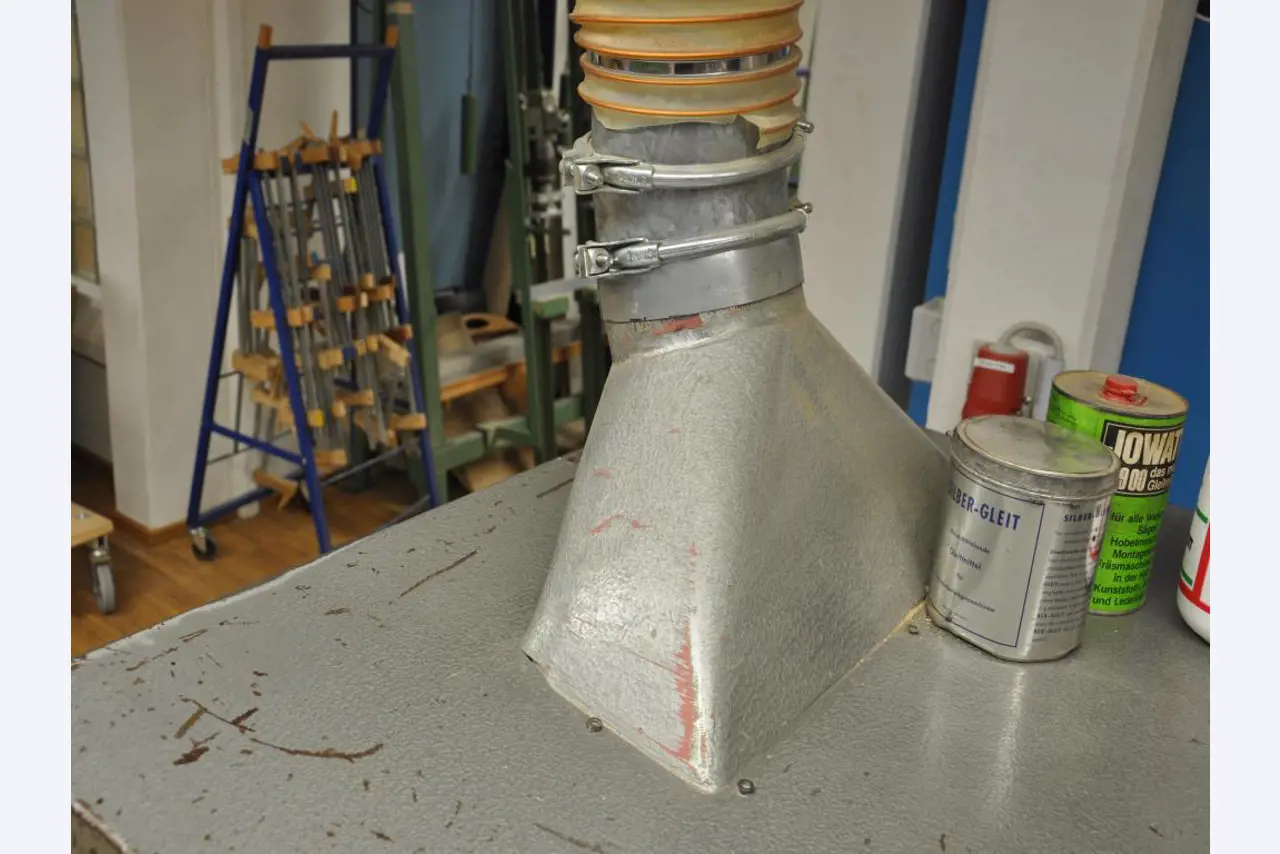 Tischlereimaschinen aus der Lehrwerkstatt einer beruflichen Schule-8