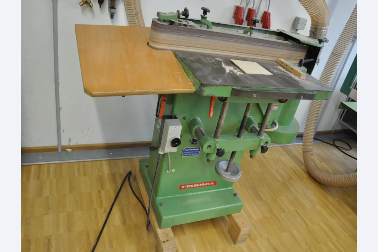 Tischlereimaschinen aus der Lehrwerkstatt einer beruflichen Schule-1