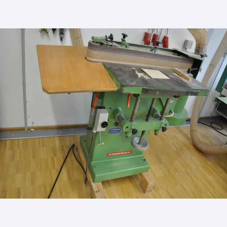 Tischlereimaschinen aus der Lehrwerkstatt einer beruflichen Schule-1