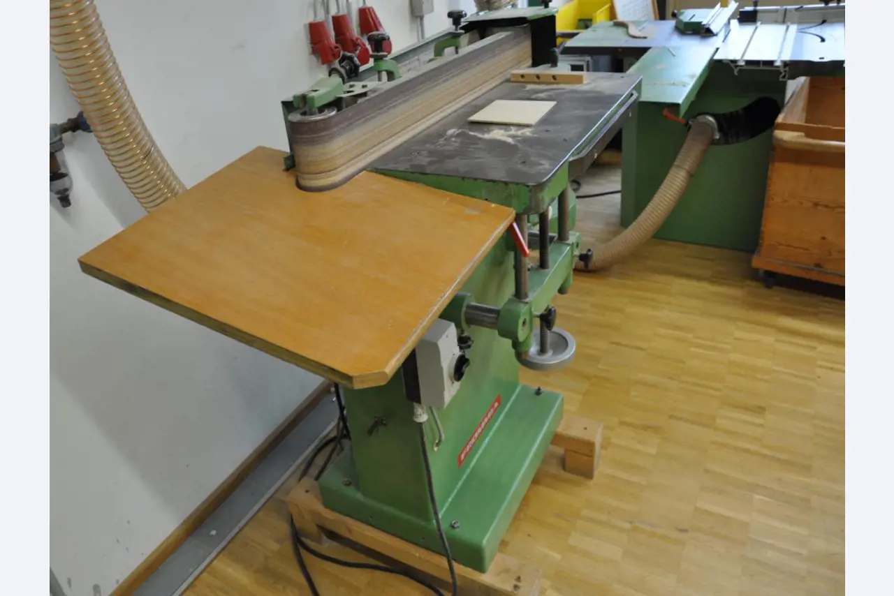 Tischlereimaschinen aus der Lehrwerkstatt einer beruflichen Schule-3