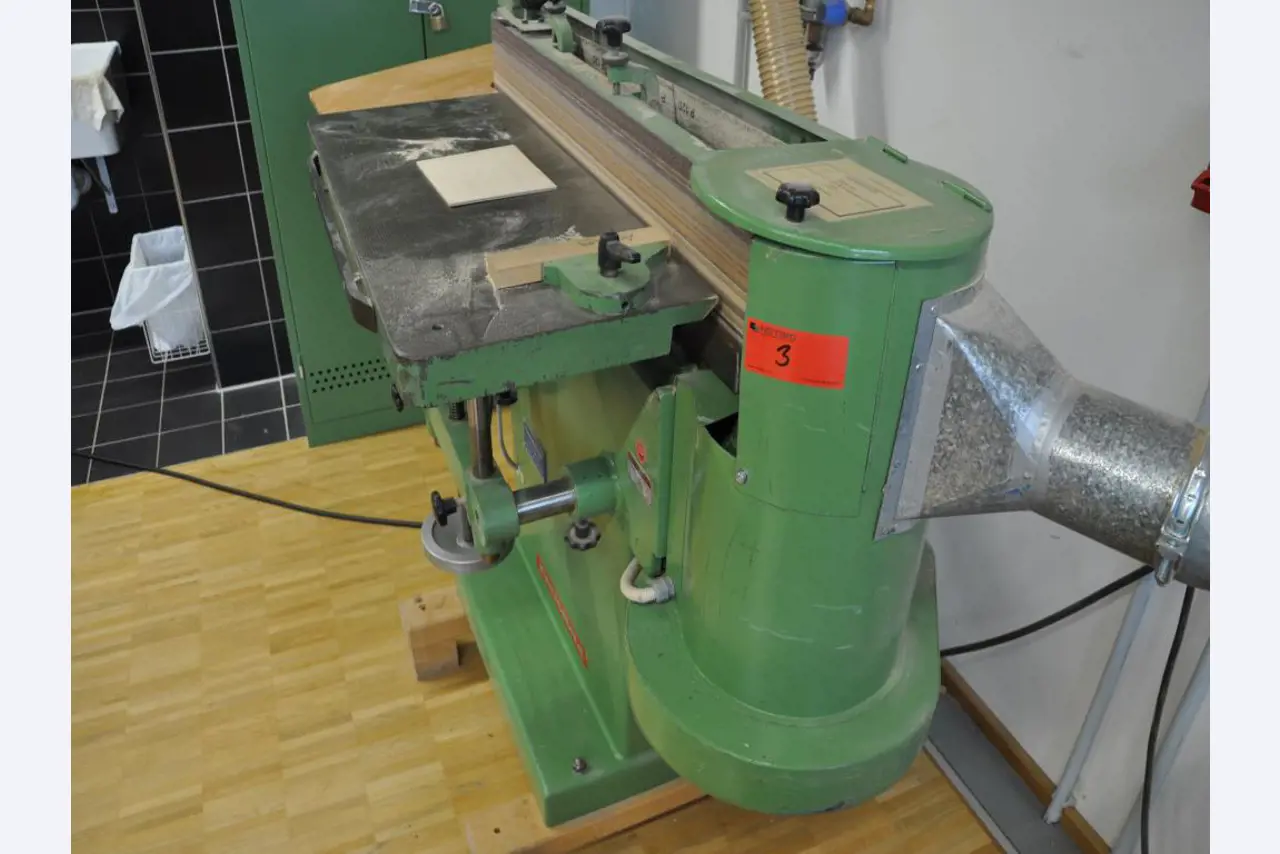 Tischlereimaschinen aus der Lehrwerkstatt einer beruflichen Schule-4