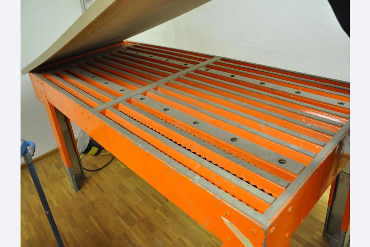 Tischlereimaschinen aus der Lehrwerkstatt einer beruflichen Schule-1