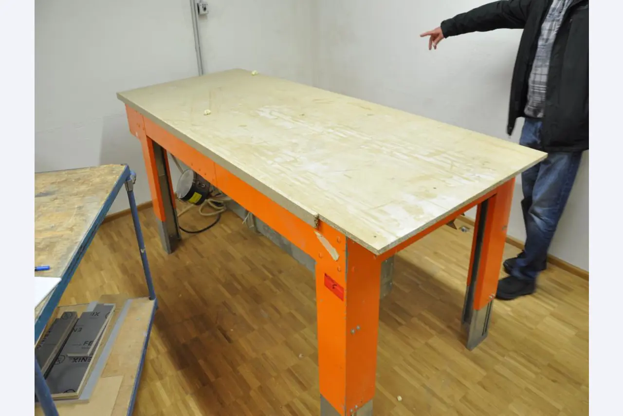 Tischlereimaschinen aus der Lehrwerkstatt einer beruflichen Schule-3