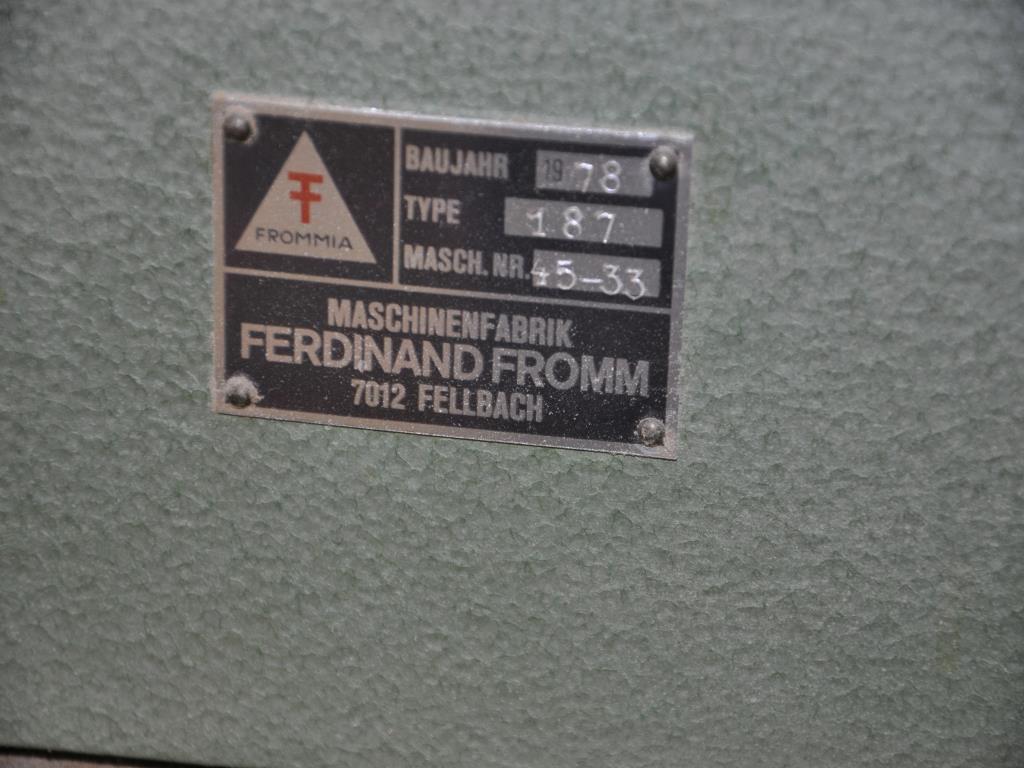 Máquinas de carpintería del taller de formación de una escuela profesional-2