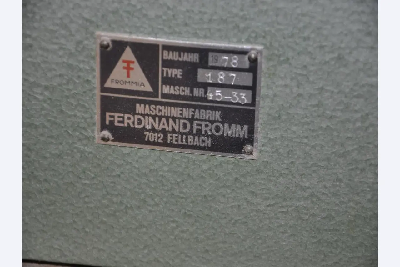 Máquinas de carpintería del taller de formación de una escuela profesional-2