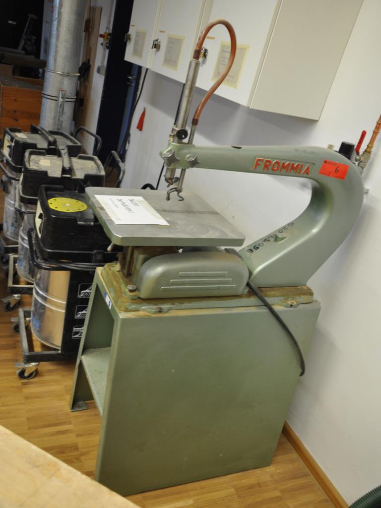 Máquinas de carpintería del taller de formación de una escuela profesional-1