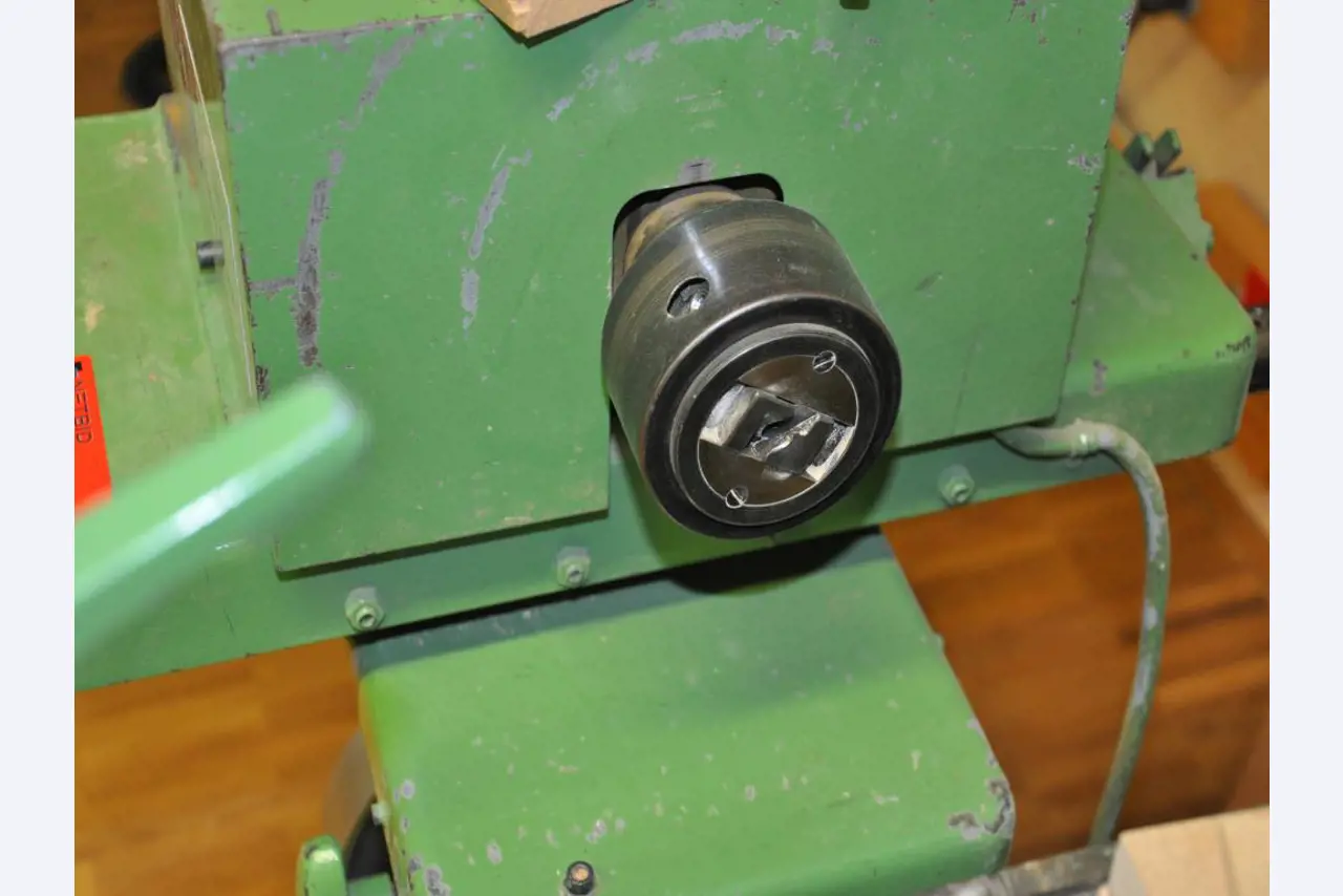 Tischlereimaschinen aus der Lehrwerkstatt einer beruflichen Schule-3
