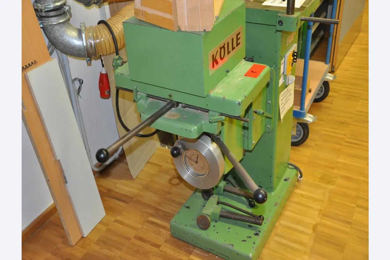 Tischlereimaschinen aus der Lehrwerkstatt einer beruflichen Schule-4